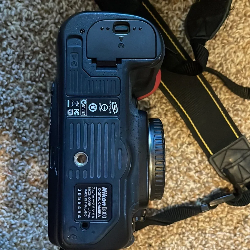 Nikon D300 DSLR w/ battery, charger, sigma 17-35 lens, Beseler bag & CF cards